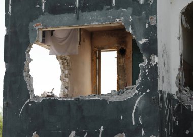 odanın duvarındaki büyük bir delik ile ev tamamen yok