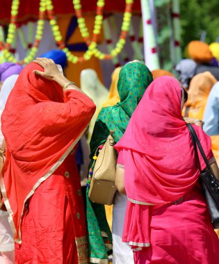 üç genç Sih Kadınlar renkli elbise ile