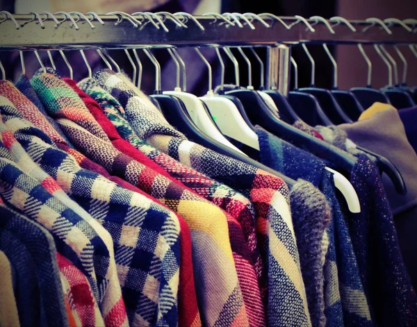 Muchas Camisas Venta Mercado Ropa Usada Con Efecto Vintage — Foto de Stock