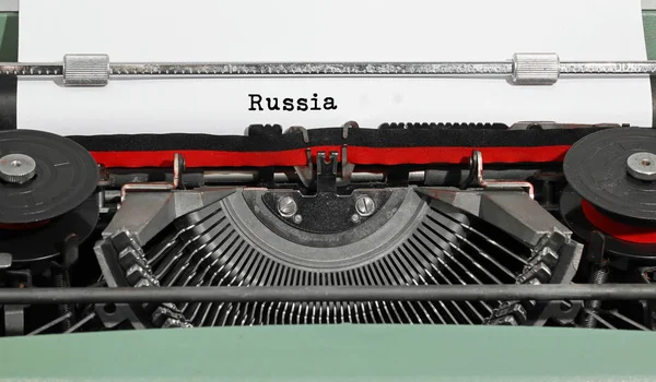 俄罗斯文字打字在一台旧打字机与黑色和红色墨水卷轴 — 图库照片