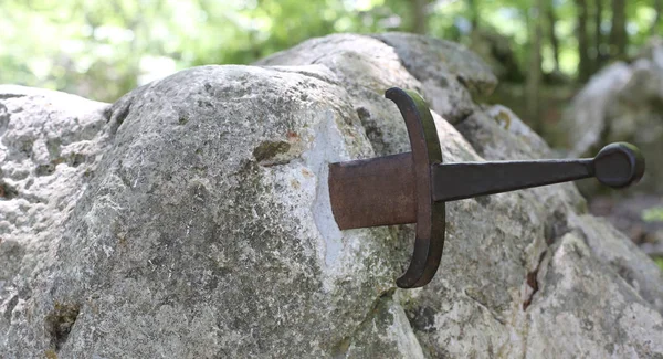 Antica Spada Excalibur Nella Pietra Nella Foresta — Foto Stock