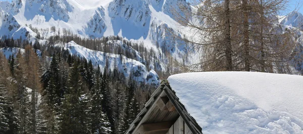 Techo Una Pequeña Cabaña Con Nieve Montañas Fondo —  Fotos de Stock