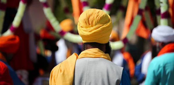 Sikh Man Met Gele Tulband Tijdens Religieuze Rite Stad — Stockfoto