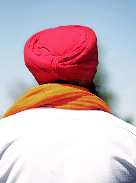 Mannen Med Skägg Och Röd Turban Och Vit Skjorta — Stockfoto