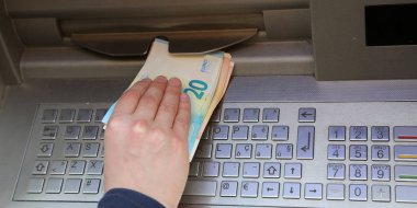 Çocuk atm makine içinde Avrupa kadar para alır