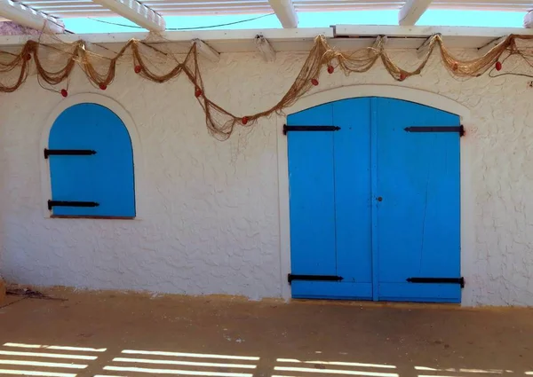 地中海地域を故郷に青色のバルコニーとドアをもたらす — ストック写真