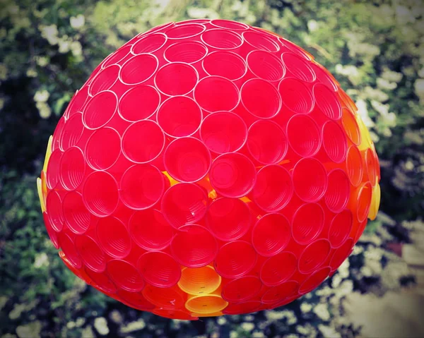 パーティーの最中に庭の装飾のための色のプラスチック製コップの巨大な球 — ストック写真