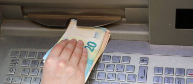 Çocuk atm otomatik vezne makinesi Avrupa'da kadar para alır