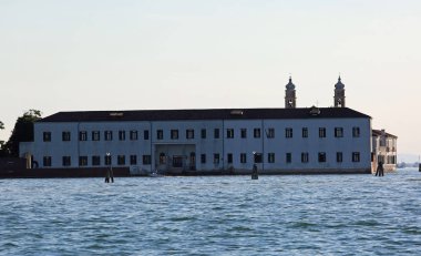 bir kez bir hastane ve madhouse ada manastırda olarak kullanılan eski bina Venedik yakınındaki San Servolo İtalya Venedik lagün olarak adlandırılır