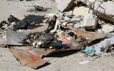 şenlik ateşi ve Evsizler barınağı çöpe