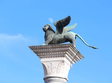 Saint Mark aslan bir sütununda Venedik mavi gökyüzü ile kanatlı