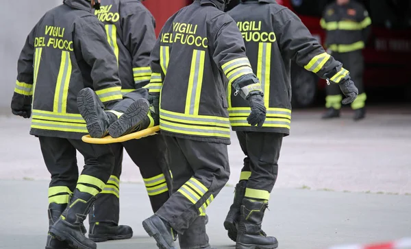 Włoski Strażaków Ratowanie Osoby Poszkodowanej Pożarze — Zdjęcie stockowe