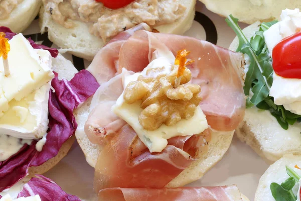 Pão Chamado Canapé Tartino Com Noz Presunto Cru Festa Europeia — Fotografia de Stock