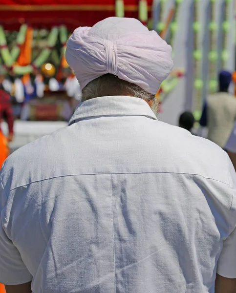 Sikh Etnické Muž Růžovou Turban Během Náboženského Obřadu — Stock fotografie