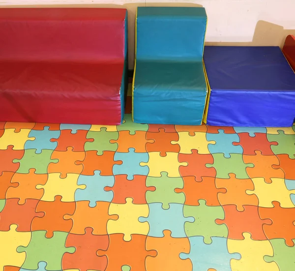 Bir Renkli Bulmaca Mat Bir Anaokulunda Çocuklarla Küçük Ofis Koltukları — Stok fotoğraf