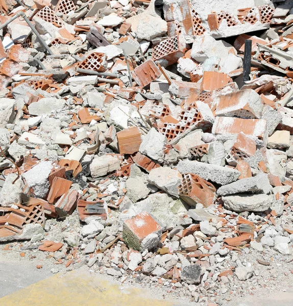被毁坏的房子的废墟和砖的背景 — 图库照片