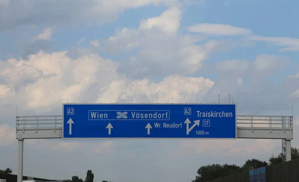 Σημάδι Της Στον Αυστριακό Αυτοκινητόδρομο Κατευθύνσεις Πάει Της Βιέννης — Φωτογραφία Αρχείου