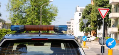 Devriye sırasında şehir sokaklarında devriye gezen polis arabası.