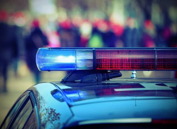 Polizeiwagen Mit Sirenengeheul Während Der Krawalle Der Stadt Mit Oldtimer — Stockfoto