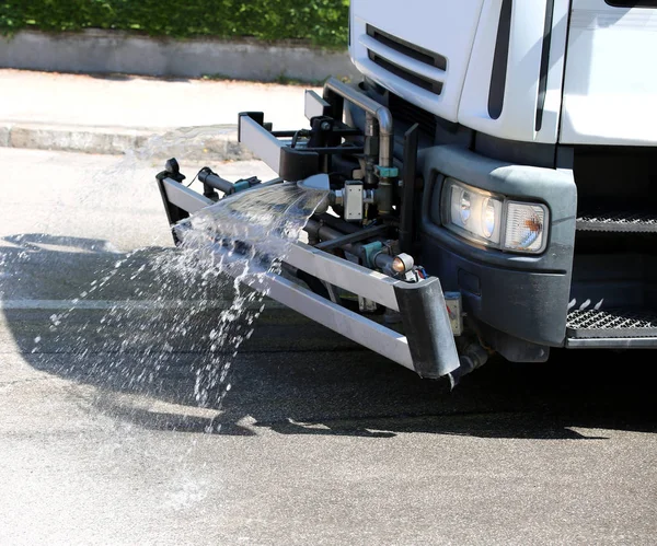 Vrachtwagen Gebruikt Voor Het Wassen Van Straten Tijdens Het Asfalt — Stockfoto