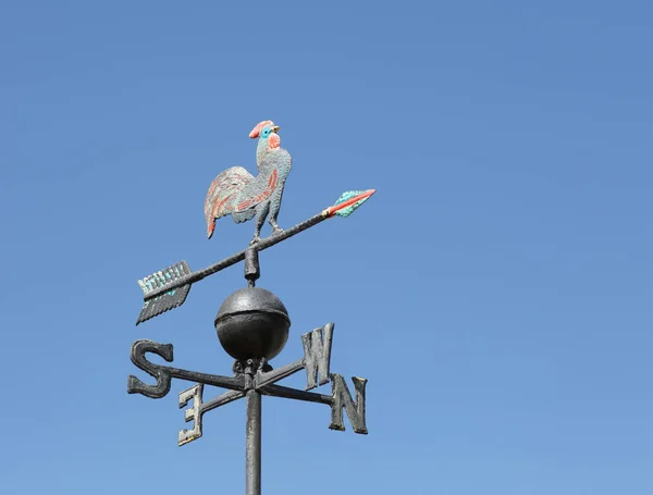 Old Wind Vane Detect Wind Direction Arrow Pointing Cardinal Point — Stock Photo, Image