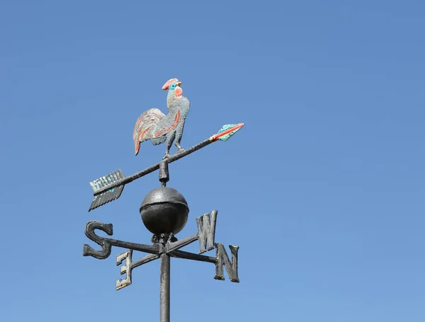 枢機卿の点に向かって矢印で風の方向を検出する古い風ベーンどこ吹く風 — ストック写真