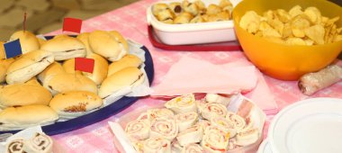 sandviç ve Doğum günü partisi sırasında masasına iştah açıcı yemek