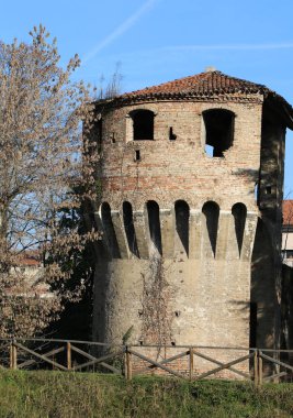 bir ortaçağ şehir duvarlarının parçasıydı yarı tahrip tuğla Kulesi