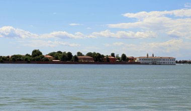 Eski bir zihinsel vurmakiçin binaları ile Adriyatik Denizi'nde küçük ada Venedik İtalya yakınındaki San Servolo denilen