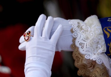 Adam ve kadın beyaz eldivenli ve kırmızı taşlar değerli bir yüzükle bayanla