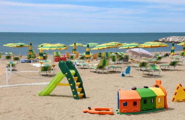 Sahilde çok sayıda şemsiye ve şezlonglar tatil köyü yaz bahçesi