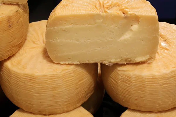 Yaşlı Peynir Talya Organik Peynir Pazarında Satılık — Stok fotoğraf