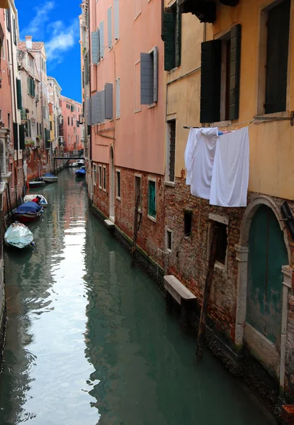 Karakteristik Belirti Venedik Deniz Araçları Ile Gezilebilir Kanal Çamaşır Giyim — Stok fotoğraf