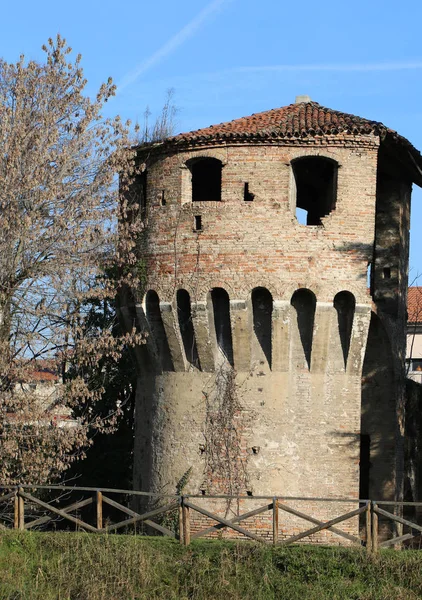 Částečně Zničené Cihlová Věž Která Byla Součástí Hradeb Středověkého Města — Stock fotografie