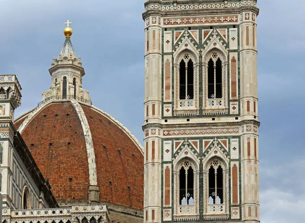 Giottos Glockenturm Und Die Kuppel Mit Einer Riesigen Goldenen Kugel — Stockfoto
