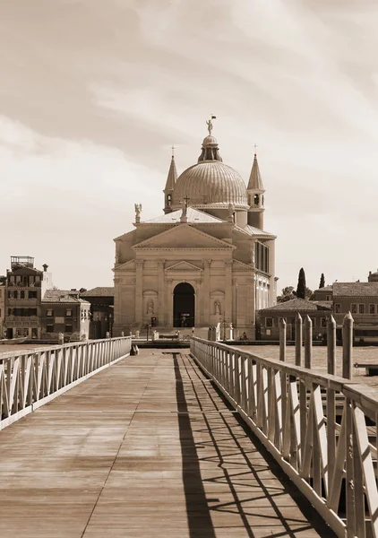 Tersane Tekne Ile Venedik Talya Redeemer Kilisesi Sepya Ile Ulaşmak — Stok fotoğraf