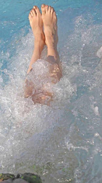 長い脚と温泉プールでハイドロ治療中に素足で美しい少女 — ストック写真