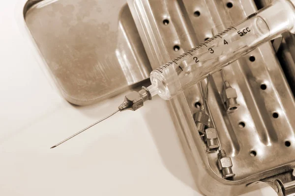 鉄の針と古い壊れやすいガラスの注射器とセピアで滅菌コンテナー トーン効果 — ストック写真