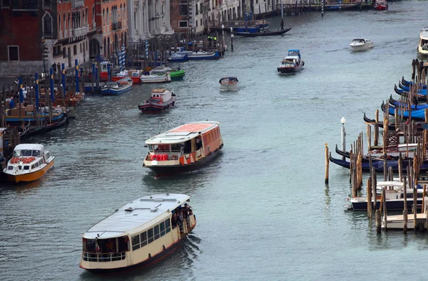 Vele Boten Waterbussen Afkorting Vaporetto Italiaanse Taal Varen Canal Grande — Stockfoto