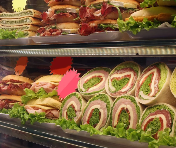 Nombreux Sandwichs Appétissants Sandwichs Vendre Dans Fenêtre Bar — Photo