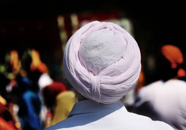 Sikh Man Met Roze Tulband Tijdens Religieuze Rite Hoog Contrast — Stockfoto