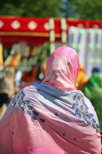 Sikh Žena Závojem Během Náboženského Obřadu Venku — Stock fotografie
