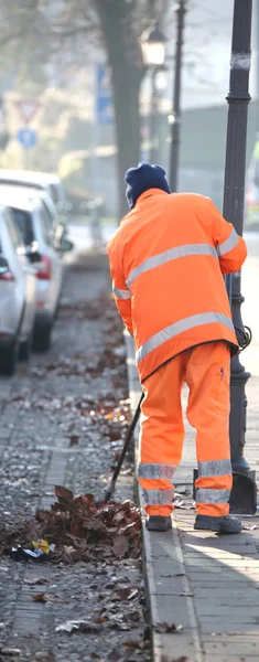 Street Cleaner Dressed Orange Collects Dry Leaves Side Road — Stock Photo, Image