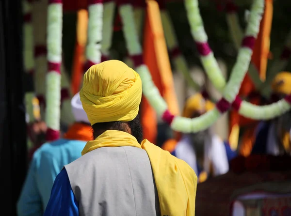 Sikh Muž Žlutým Turbanem Během Náboženského Obřadu Kterému Nagar Kirtan — Stock fotografie