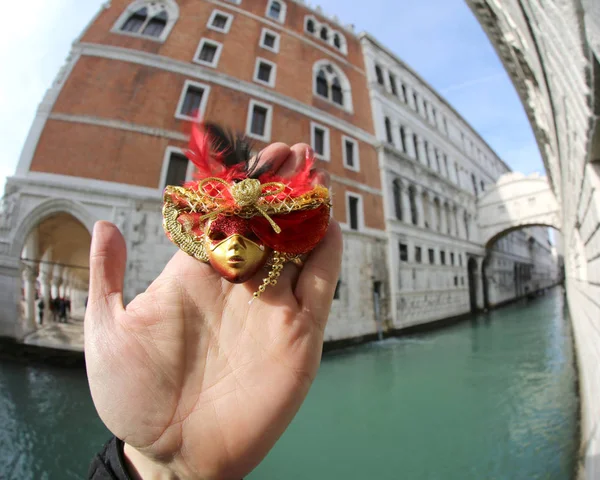 Mão Fotógrafo Segurando Pequena Máscara Ponte Dos Suspiros Veneza Itália — Fotografia de Stock