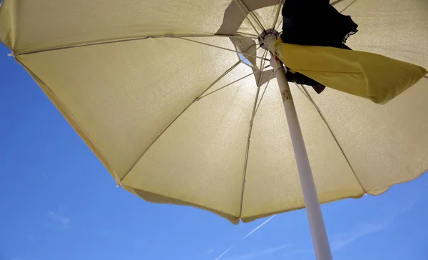 Yaz Aylarında Sarı Bir Şemsiye Altında Mavi Gökyüzü — Stok fotoğraf
