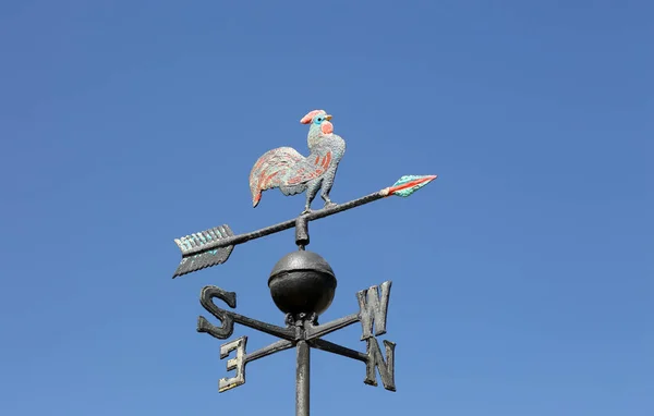 用箭和公鸡探测风方向的古风叶 — 图库照片