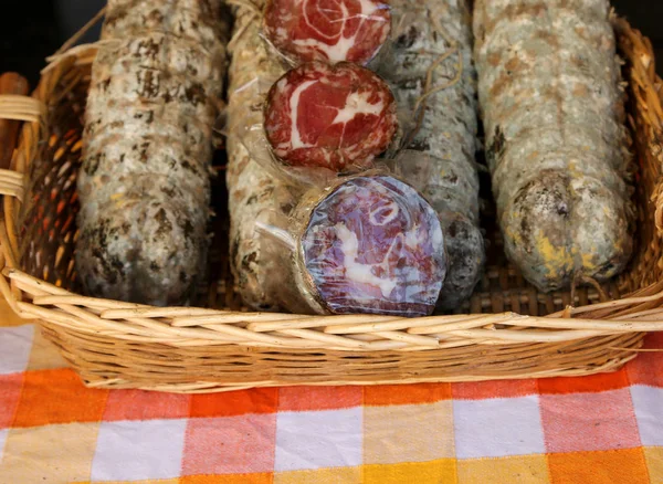 Cesta Mimbre Que Contiene Embutidos Típicos Italianos — Foto de Stock