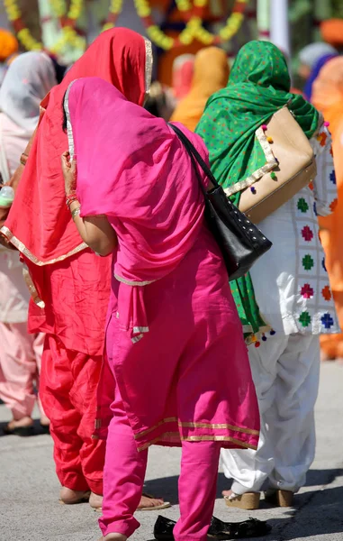 Wiele Kobiet Sikh Kolorowych Sukni Ulicy Podczas Uroczystości Religijnych — Zdjęcie stockowe