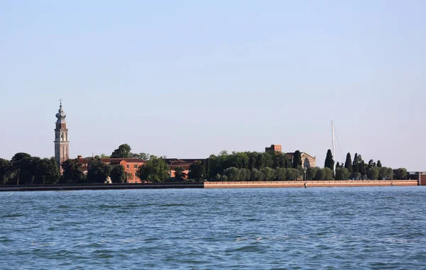 教会の鐘楼のある小さな島とヴェネツィアの潟という Armeni イタリア — ストック写真